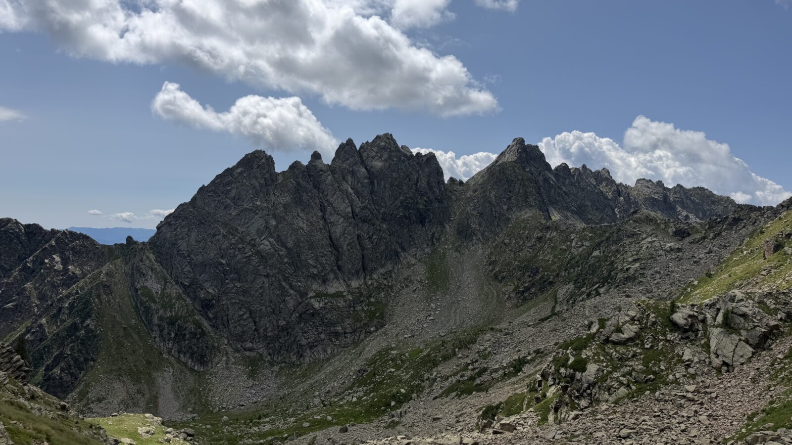 Vista verso forcella Segura al centro dell'immagine anello forcella segura 20260719 - 19_Cima segura